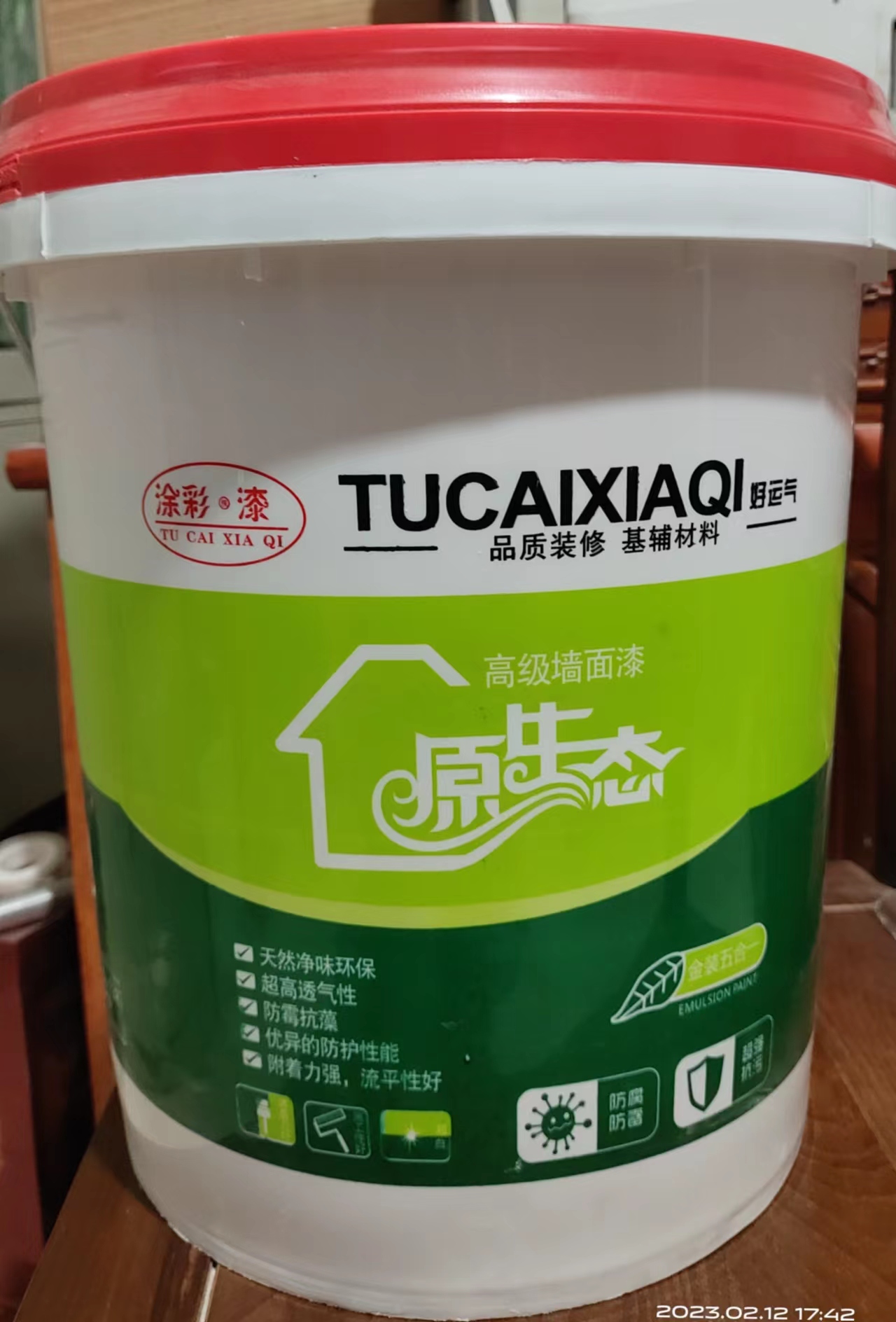 與砌筑砂漿相比，抹面砂漿具有的特點